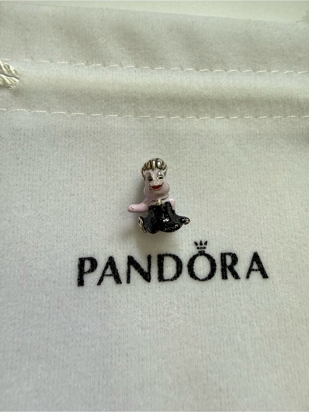 Pandora Disney Villains Ursula Charm
Sterling silver NEW WITHOUT BAG AND TAG!!!!